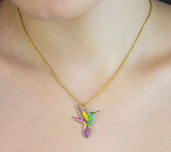 Subtelna zawieszka złota Koliber próby 585 z kolorową emalią. Wymiary 2,6×2,0 cm, waga 0,53 g. Idealna jako prezent lub element codziennej biżuterii (5).JPG